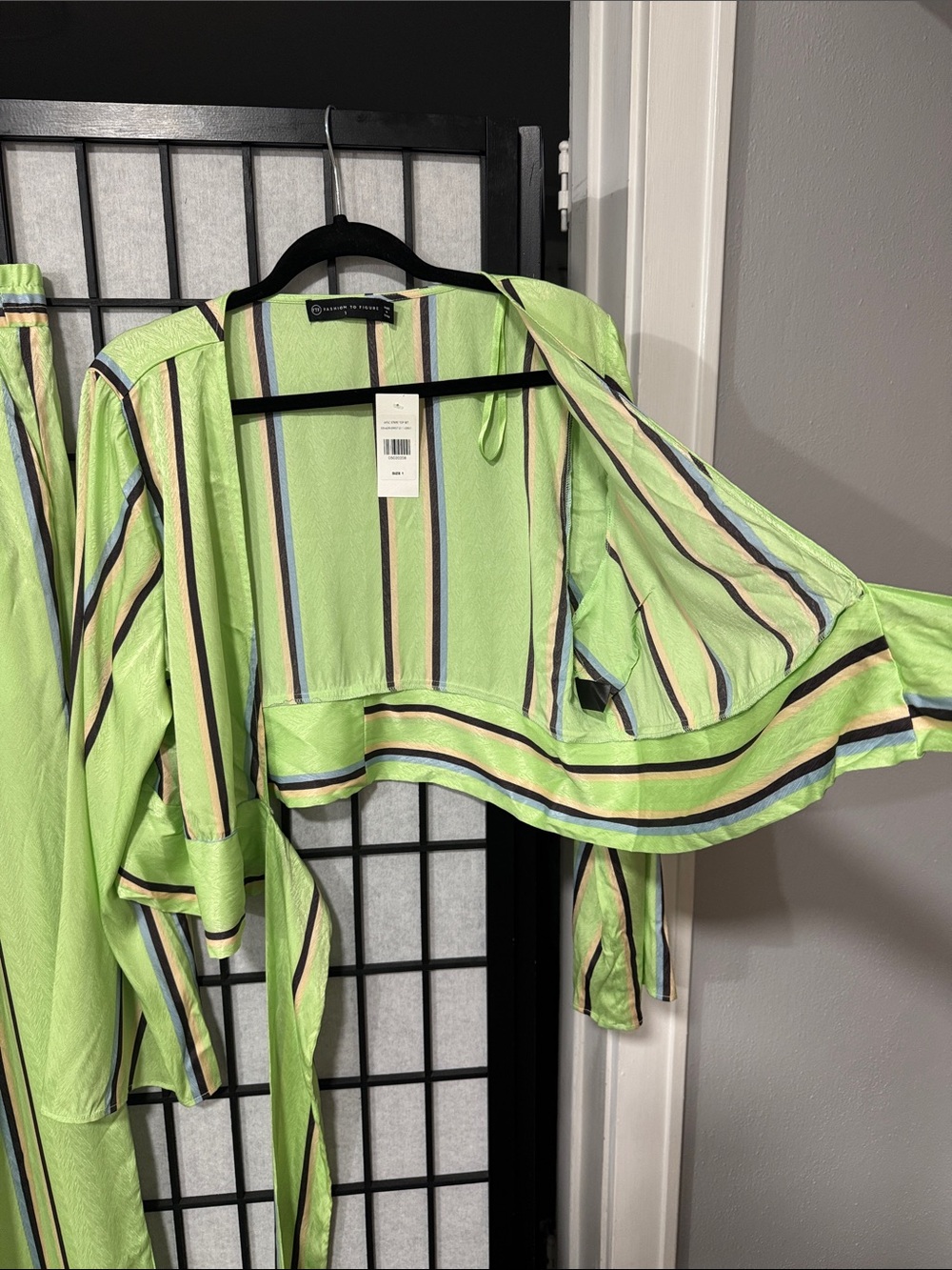 Fashion to Figure Green Stripe Tie Front Pant Set Size 1 NWT - Picture 12 of 14